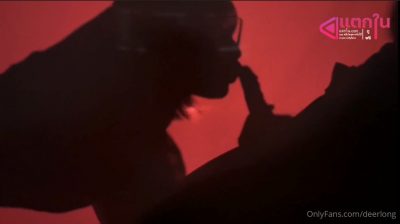 คลิปโป๊ เดียร์ลอง 18+ Deerlong น้องกวาง สาวแว่นนมใหญ่ ถ่ายคลิปเป็นเงา โม๊กควยให้ผัว ผัวเลยจับเย็ดท่าหมาต่อ ให้ผัวแตกในปาก น้ำไหลเยิ้มออกมาเลย
